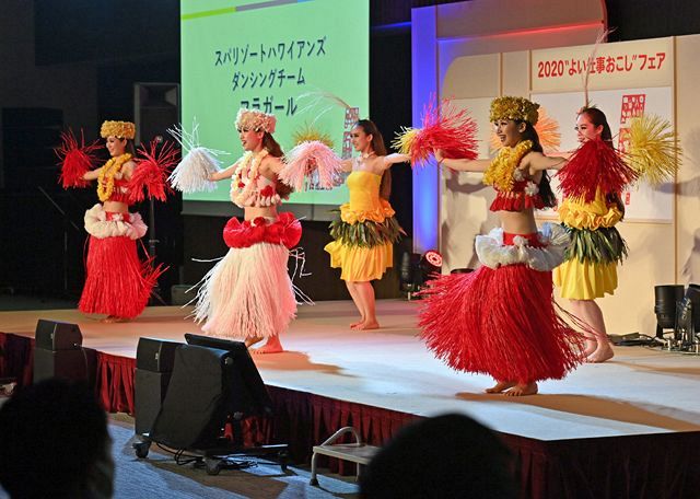 イベントステージで踊りを披露するスパリゾートハワイアンズのダンシングチームフラガール