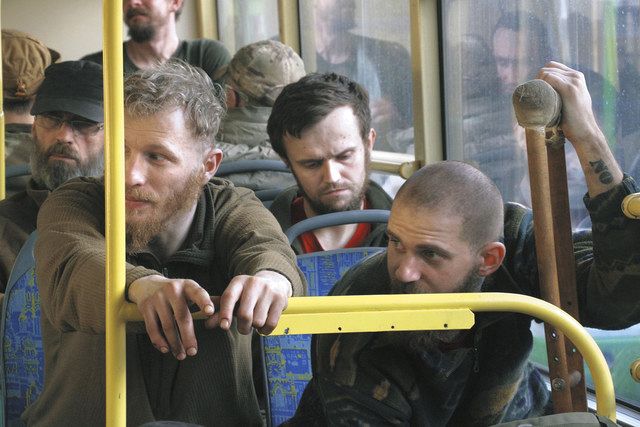 １７日、ウクライナ東部ドネツク州で、南東部マリウポリのアゾフスターリ製鉄所から退避後、バスで搬送されるウクライナ兵＝ＡＰ