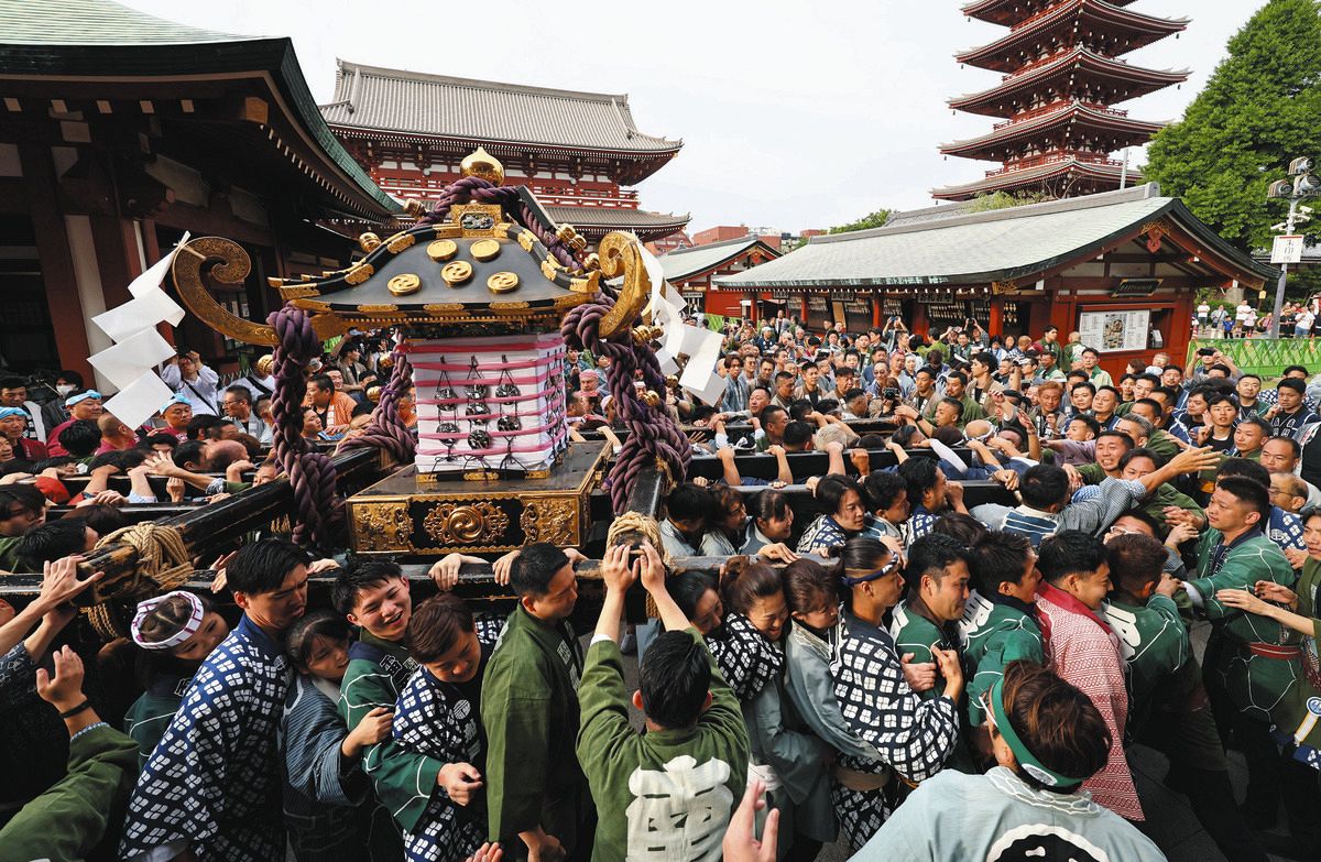 浅草・三社祭「宮出し」で最高潮に 街に担ぎ手たちのかけ声が響く
