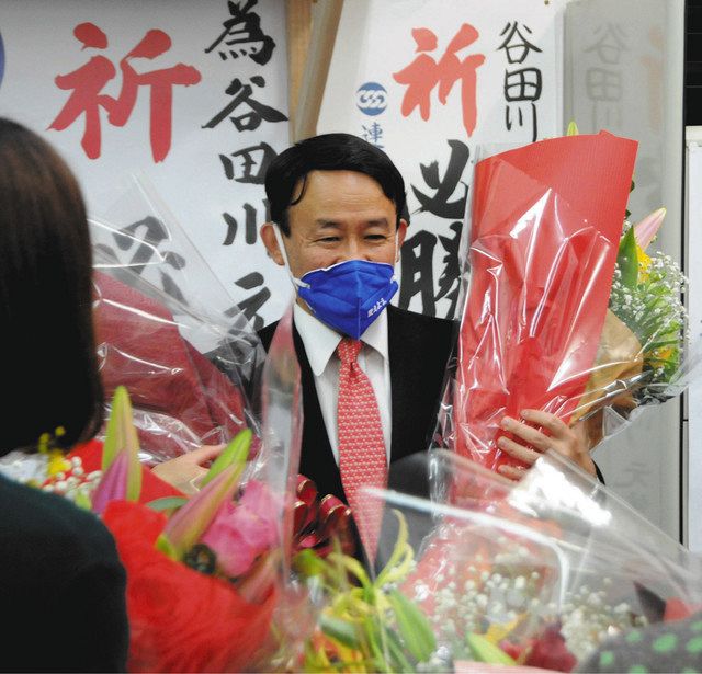 当選確実となり、花束を受け取る谷田川元さん＝香取市で
