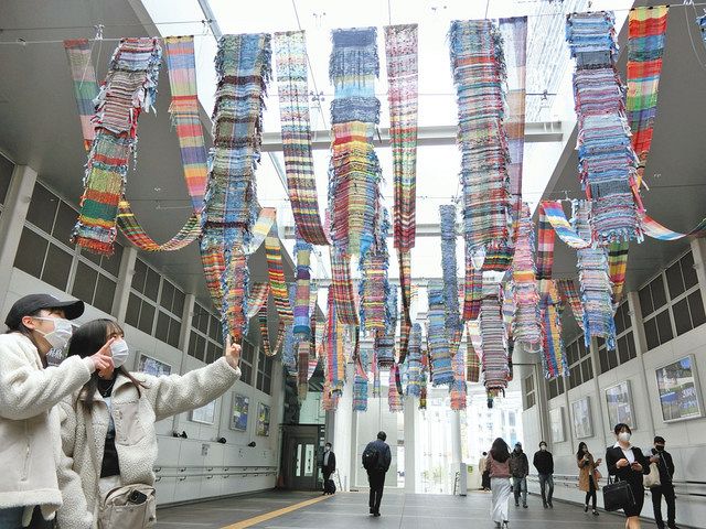 さをり織り」彩り JR川崎駅北口で24日まで 「多様な人のつながり 反物にロマン感じて」：東京新聞デジタル