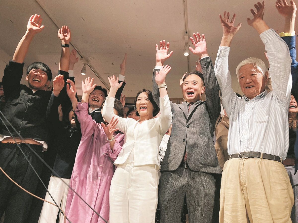 当選を確実にしバンザイしてよろこぶ清家愛氏（中央）＝6月2日深夜、東京都港区で