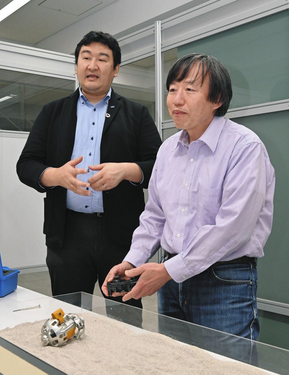 SORAｰQの開発秘話を話すタカラトミーの米田陽亮さん（右）と赤木謙介さん