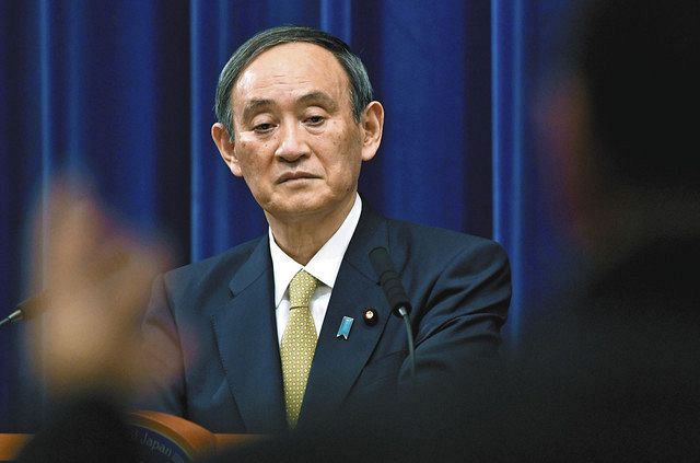緊急事態宣言対象地域の拡大などを決定後、記者会見に臨む菅首相