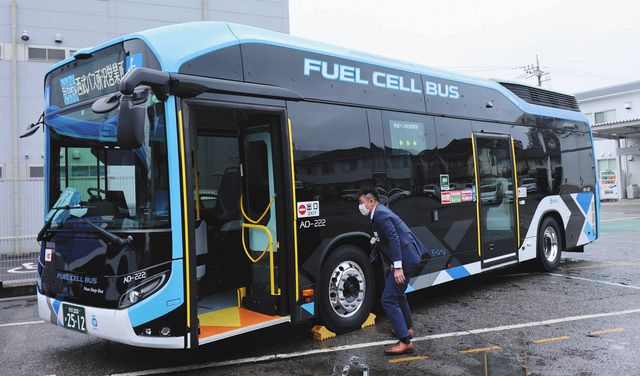 西武バスが導入した燃料電池バス。屋根の右奥に水素タンクを搭載する＝所沢市で
