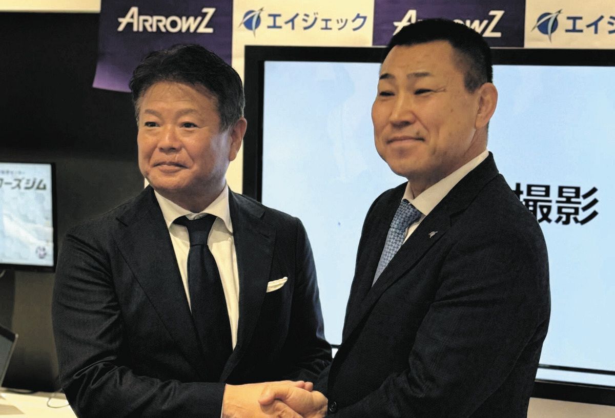 スポーツ科学の山下典秀社長（左）とエイジェックの古後昌彦社長＝東京都内で
