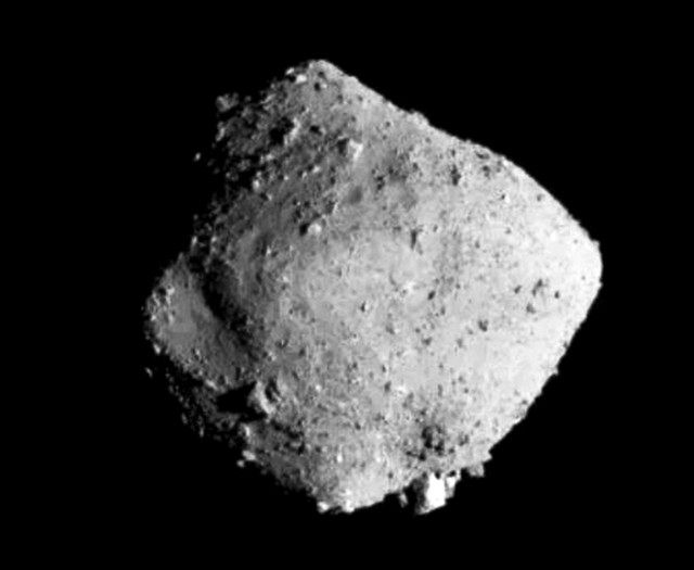 探査機はやぶさ２が撮影した小惑星りゅうぐう＝２０１９年１１月（ＪＡＸＡ提供） 