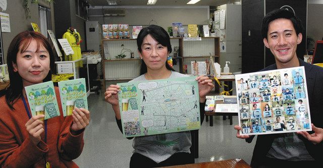 マップと写真パネルを手にする（左から）奥野さん、田崎さん、木俣さん＝柏市で 