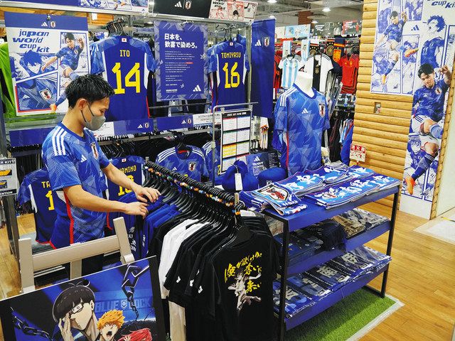 サッカー日本代表グッズの販売コーナー＝千葉市中央区の「スーパースポーツゼビオ　アリオ蘇我店」で