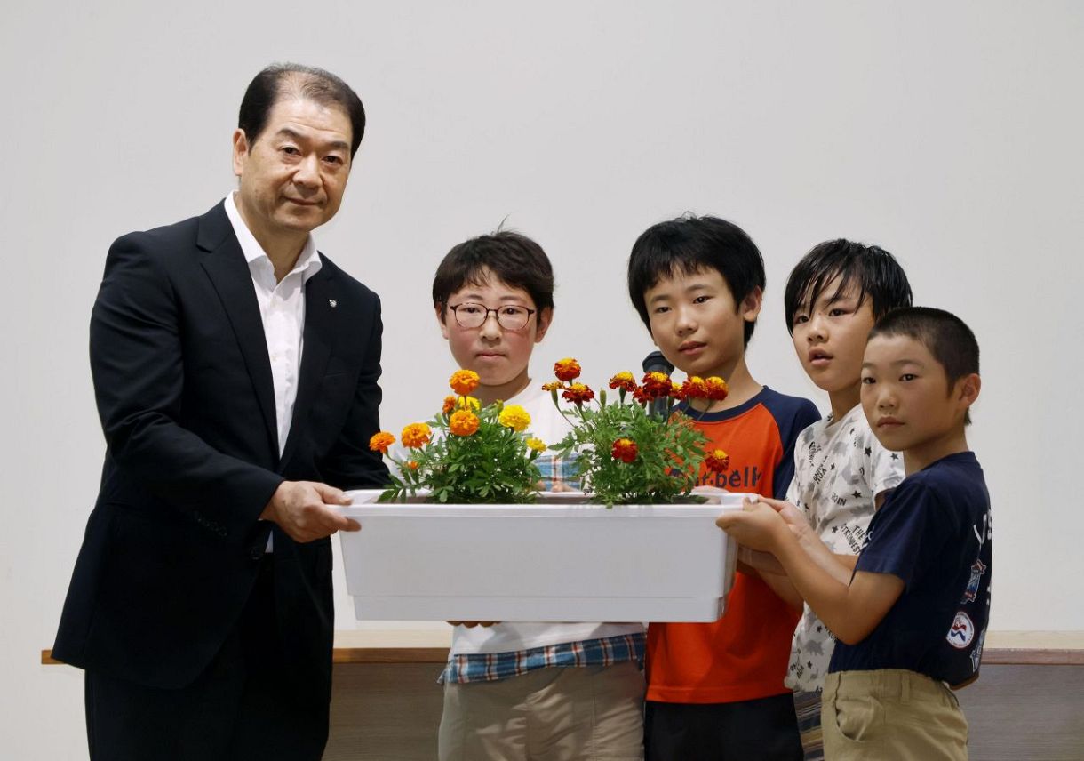 群馬・御巣鷹慰霊の花引き渡し 現場に近い上野村立小児童が栽培：東京