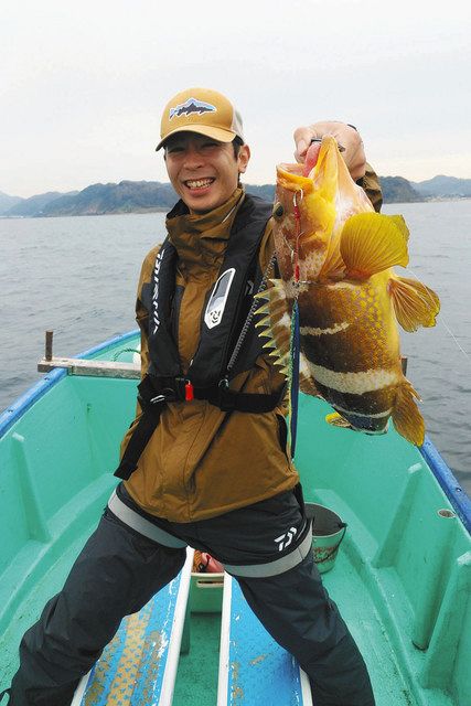 アオハタを釣り上げた菅原和利さん（２０１９年１０月撮影）＝千葉県で（菅原さん提供）
