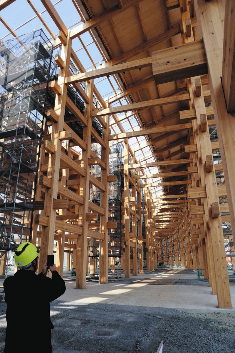 万博の「シンボル」として建築が進む木造の大屋根（リング）＝大阪市此花区で
