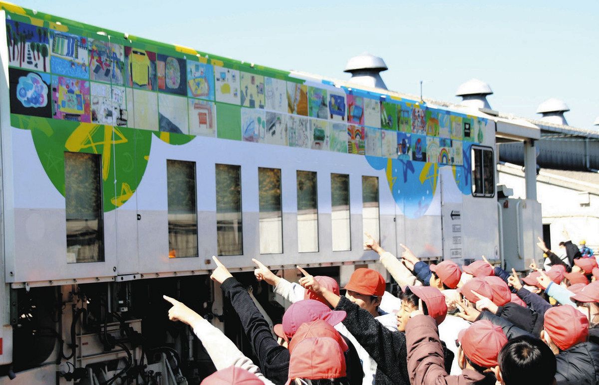 児童描いた絵でラッピング 西武鉄道 所沢で保線機械お披露目：東京新聞