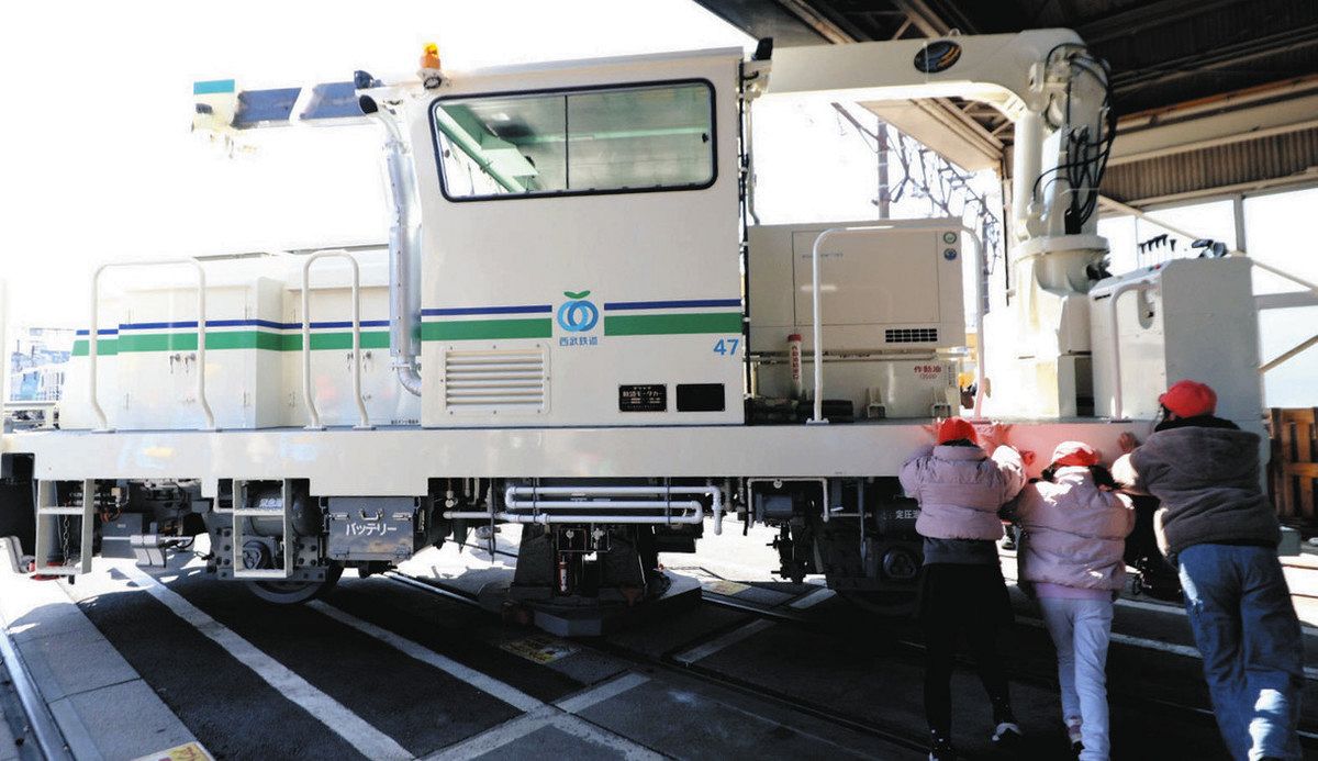 児童描いた絵でラッピング 西武鉄道 所沢で保線機械お披露目：東京新聞