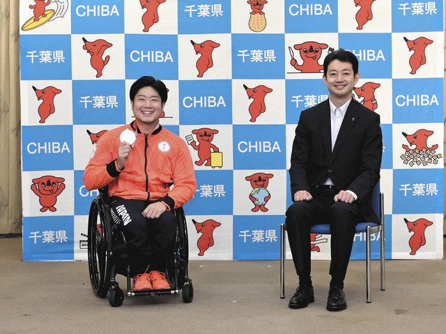 熊谷俊人知事に銀メダル獲得を報告する川原凜選手（左）＝県庁で（県提供） 