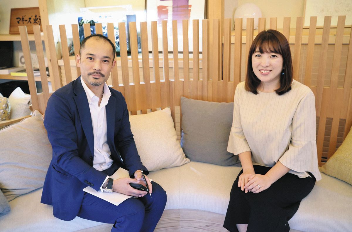 東京新聞政治部の我那覇圭記者（左）とマギーズ東京の鈴木美穂共同代表理事