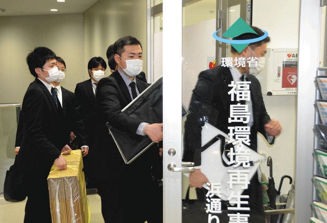 除染作業を巡る汚職事件で、環境省福島環境再生事務所の支所に家宅捜索に入る捜査員
