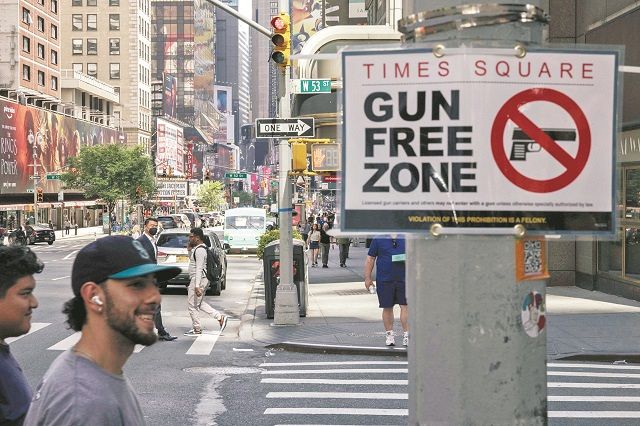 ﻿米ニューヨークで8月31日、繁華街タイムズスクエア周辺に張り出された銃持ち込み禁止を示す掲示＝AP
