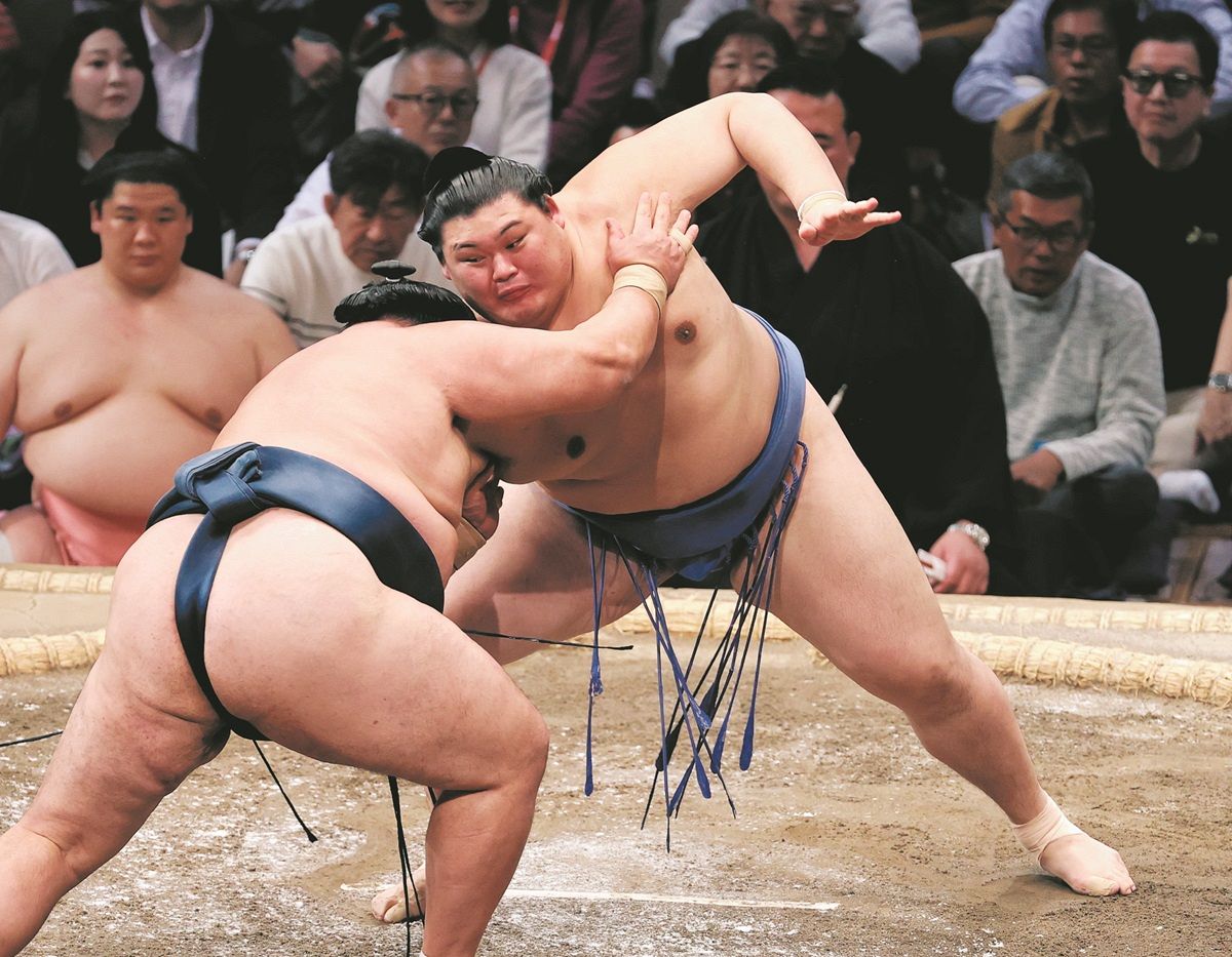 大の里「あわや」から逆転で無傷の8連勝 悪い内容の白星でも、八角理事 