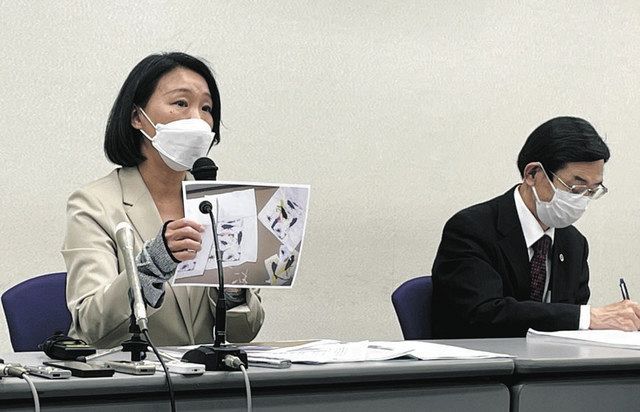 報告集会で古川法相に見せた脅迫状などの写真を示す崔さん（左）