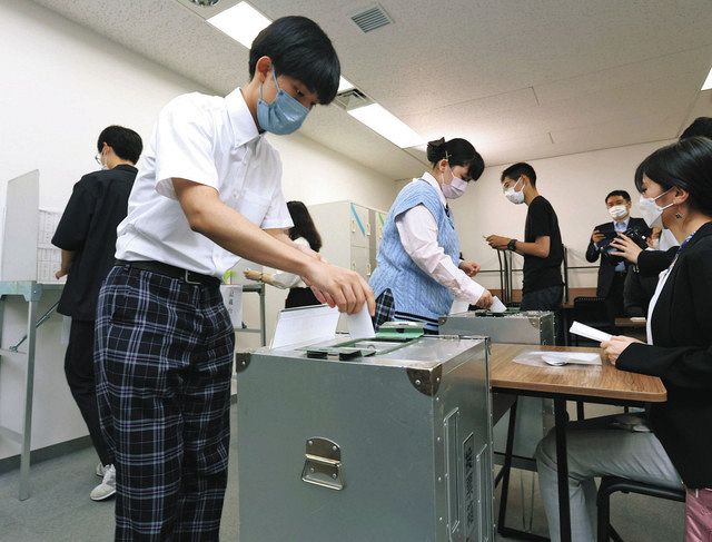 模擬投票を体験するＮ高校・Ｓ高校の生徒ら=東京都渋谷区で