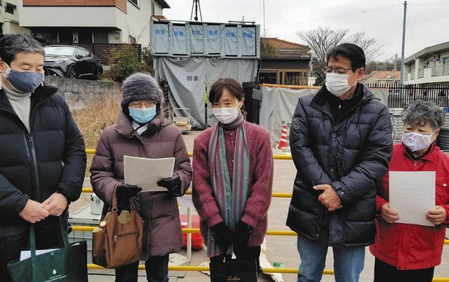 3カ所目の空洞が確認された公園で抗議声明を読み上げる住民ら＝東京都調布市で