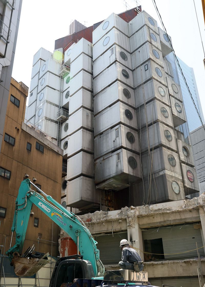 解体工事が始まった「中銀カプセルタワービル」＝2022年4月12日、東京都中央区で（中西祥子撮影）