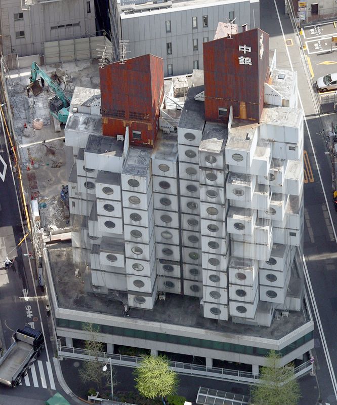 １９７２年４月に完成。各カプセルが独立した住居になっている「中銀カプセルタワービル」=2022年4月12日、東京都中央区で、本社ヘリ「おおづる」から（内山田正夫撮影）
