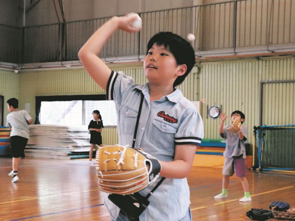 大谷グラブを使ってキャッチボールを楽しむ小島凜咲さん