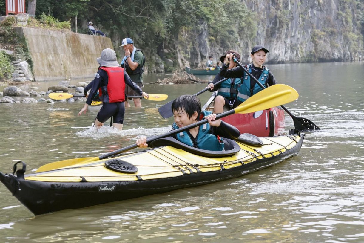 被災地熊本の子どもがカヌー体験 氷川町、川に飛び込み笑顔：東京新聞