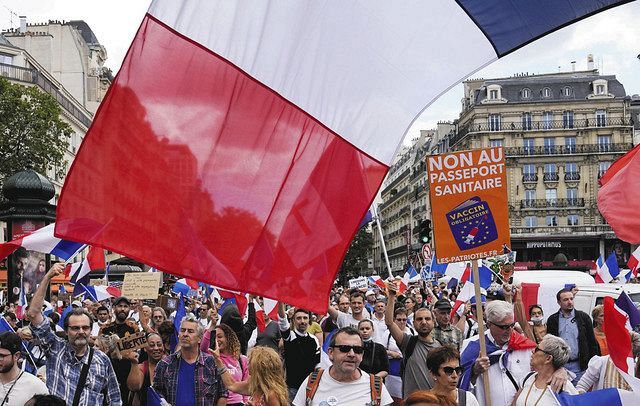 ７月３１日、フランス・パリで、デモに参加した人たち＝ＡＰ