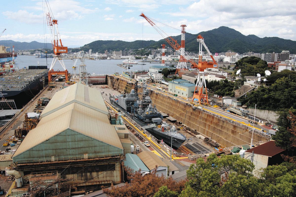 ドックに入っている海上自衛隊の艦船＝広島県呉市で（宮畑譲撮影）