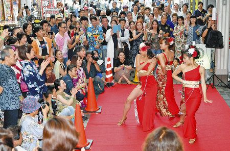 三社祭 サンバに負けない 浅草サルサ 記者も甚平姿で軽快ステップ 東京新聞 Tokyo Web
