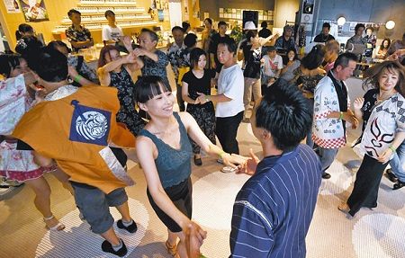 三社祭 サンバに負けない 浅草サルサ 記者も甚平姿で軽快ステップ 東京新聞 Tokyo Web