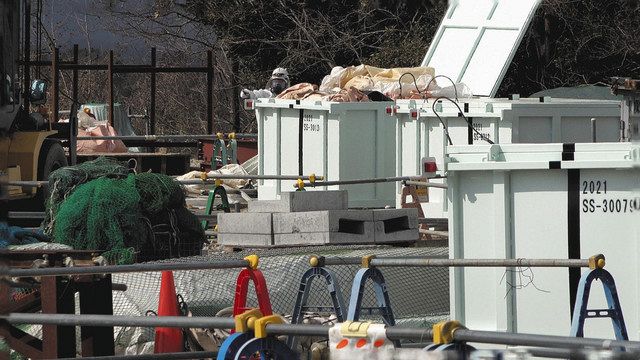 ② Workers at the northern construction site put garbage into containers