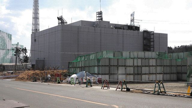 ③ Protective suit incinerators on the north side of Units 5 and 6.Protective clothing containers stacked in the foreground