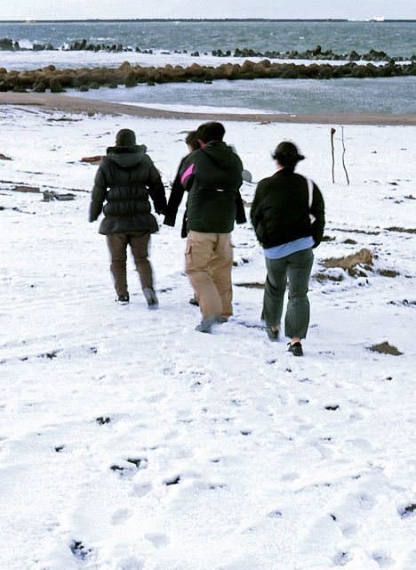 雪の残る海辺を歩く少女と家族。福島ではいつもそばに見えていた山々が近くになく、少女は自然に触れたくてよく海を見に来た＝いずれも新潟県内で
