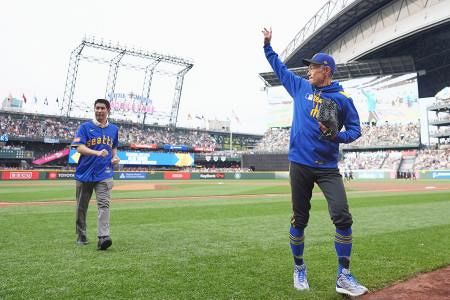 イチローさん殿堂祝うイベント マリナーズ、レリーフにファン