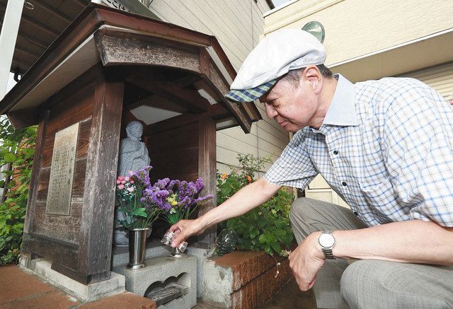 小林順子さんをしのんで建立された「順子地蔵」に水を供える父親の賢二さん＝東京都葛飾区で