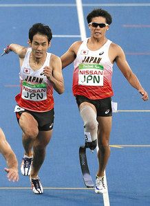 リオ・パラリンピック陸上男子４×１００メートルリレー決勝で、第２走者の佐藤圭太選手（右）からタッチされ駆けだす多川知希選手＝２０１６年９月１２日