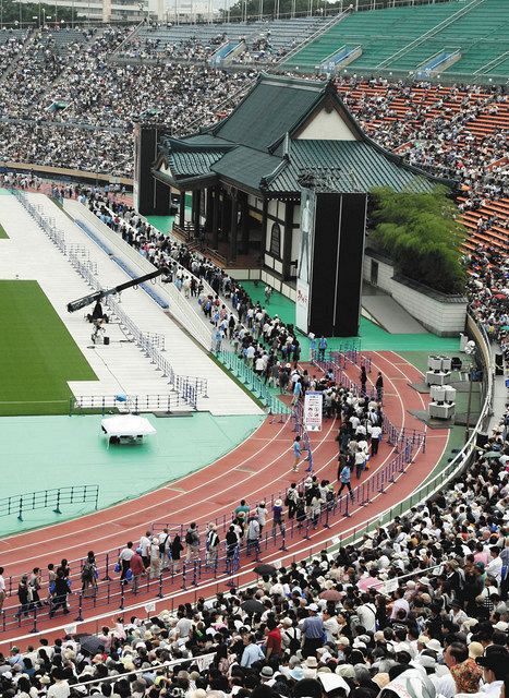 裕次郎の二十三回忌法要で、国立競技場（当時）に建立された「総持寺」＝２００９年７月、東京都内で