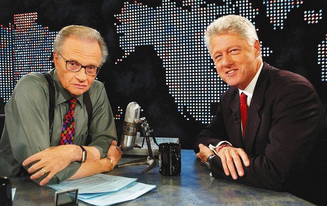 ２００２年９月、ニューヨークで、クリントン元米大統領（右）と話すキングさん＝ロイター・共同