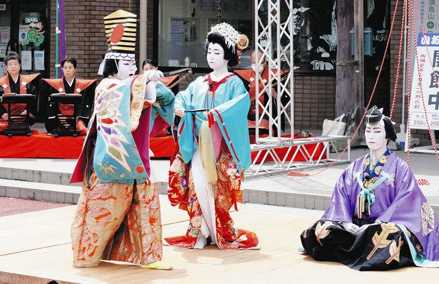 山あげ保存会芸能部会が演舞を披露した＝いずれも那須烏山市で
