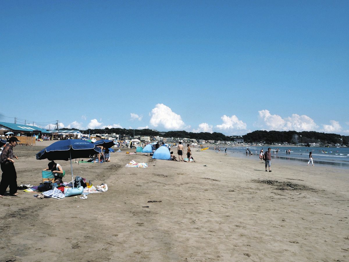 海水浴客でにぎわう由比ガ浜海水浴場＝８日、神奈川県鎌倉市で