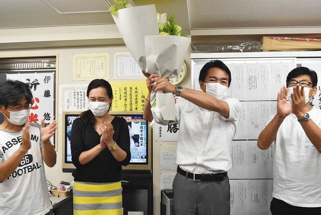 支持者から贈られた花束を手に当選を喜ぶ伊藤悠さん