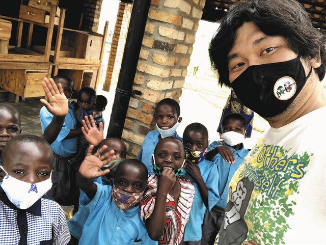 ５月にルワンダの小学校に布マスクを届けた中村雄一さん（右）＝本人提供