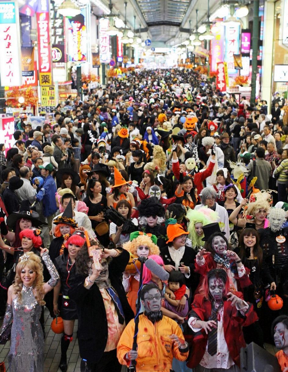 商店街を埋め尽くし、思い思いの仮装でパレードする参加者＝２００８年、川崎市川崎区で