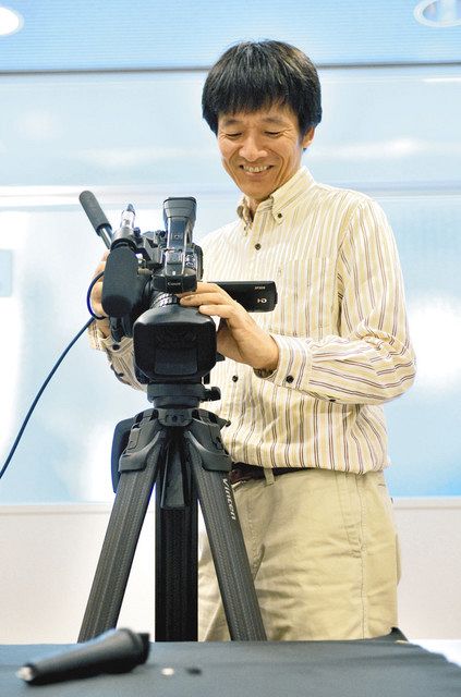 動画を撮影する物材機構広報室長の小林隆司さん 