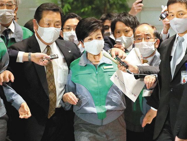 菅首相と会談のため、首相官邸に入る東京都の小池百合子知事（中）＝１日、東京・永田町で
