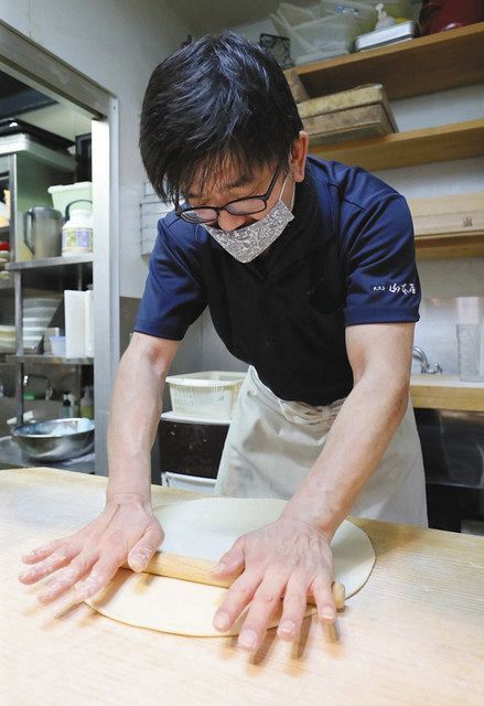 こねた生地を麺棒で延ばす青木一哉さん＝いずれも名古屋市で